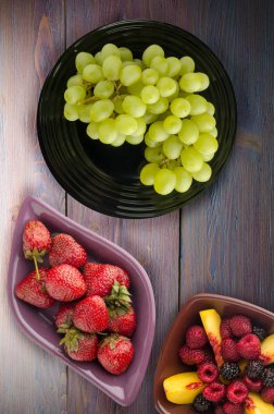 ahşap arka plan üzerinde üzüm. bir plaka üzerinde üzüm