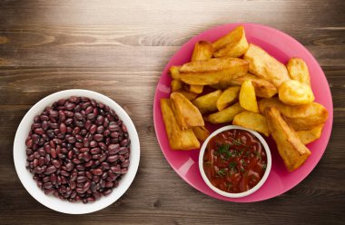  ahşap arka plan üzerinde patates kızartma 