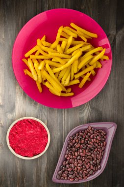  ahşap arka plan üzerinde patates kızartma 