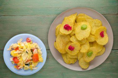 bir tabak patates cipsi. bir ahşap yongaları 