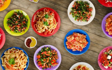                        Makarna sebze ve bir tabl sosu ile