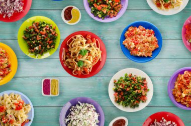                        Makarna sebze ve bir tabl sosu ile