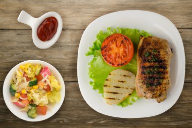  patates ve domates ahşap zemin ile domuz eti ızgara. g