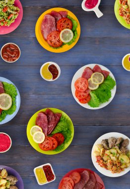 et yemekleri bir plaka üzerinde. bir tabak salata. yiyecek bolluğu