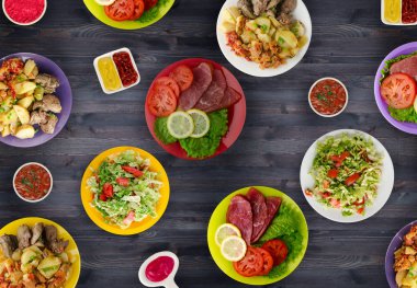 et yemekleri bir plaka üzerinde. bir tabak salata. yiyecek bolluğu
