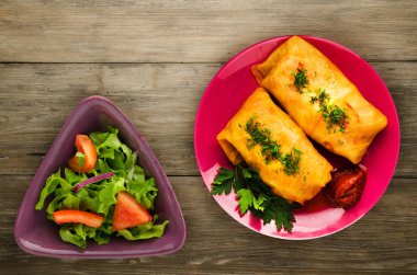 lahana bir tabak içinde alır. et lahana Üstten Görünüm.