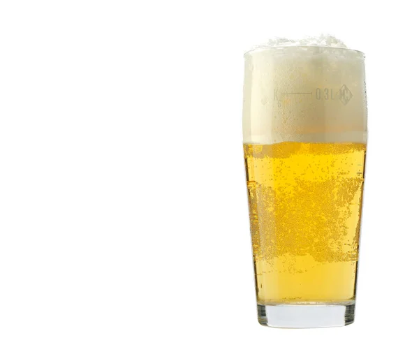 Пивне скло ізольовано на білому тлі. Склянка свіжого холодного пива — стокове фото