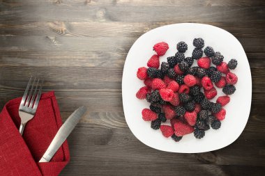 böğürtlen ve ahududu bir plaka üzerinde. böğürtlen ve raspbe