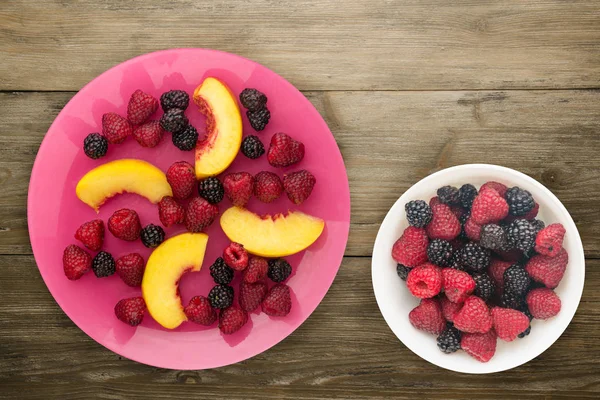Aliments diététiques et sains. mûre, framboise, nectarine sur un pla — Photo