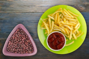  ahşap arka plan üzerinde patates kızartma 