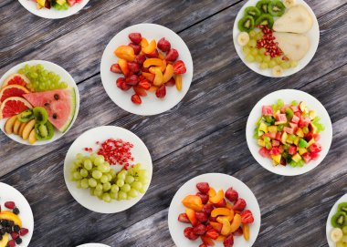 Meyve diyeti. Meyve ahşap arka plan üzerinde bir tabakta. Sağlıklı fo