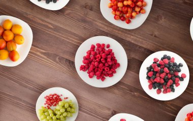 meyve bir plaka üzerinde. Vejetaryen Gıda ahşap arka plan üzerinde. vegan f