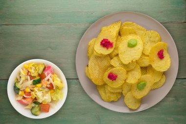 bir tabak patates cipsi. bir ahşap yongaları 