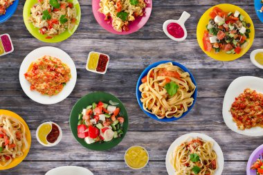                        Makarna sebze ve bir tabl sosu ile