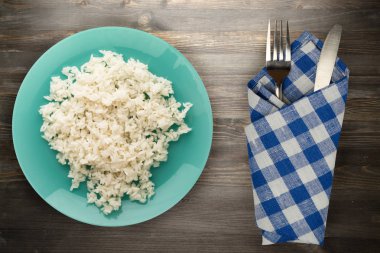 beyaz pirinç bir plaka üzerinde. ahşap arka plan üstten görünüm üzerinde pirinç