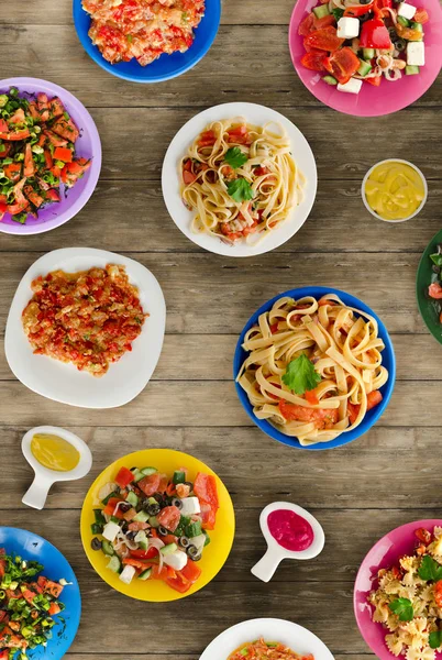 Pasta with vegetables and sauce on a tabl — Stock Photo, Image