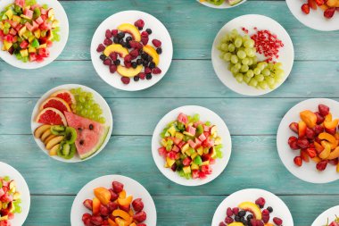 Meyve diyeti. Meyve ahşap arka plan üzerinde bir tabakta. Sağlıklı gıda