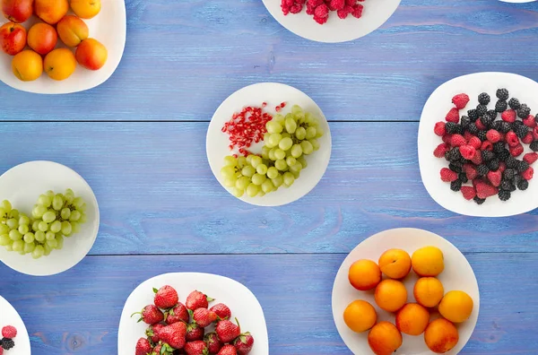 Frutas en un plato. comida vegetariana sobre fondo de madera. comida vegana vista superior — Foto de Stock