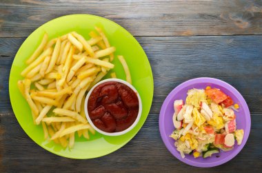  ahşap arka plan üzerinde patates kızartma 