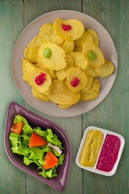 bir tabak patates cipsi. bir ahşap yongaları 