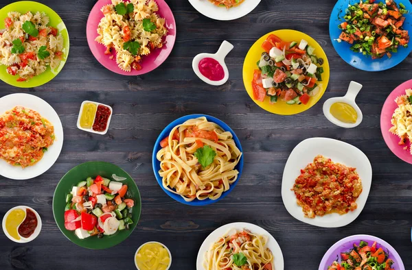 Pasta with vegetables and sauce on a table. Spaghetti on a plate. Mediterranean food. — Stock Photo, Image