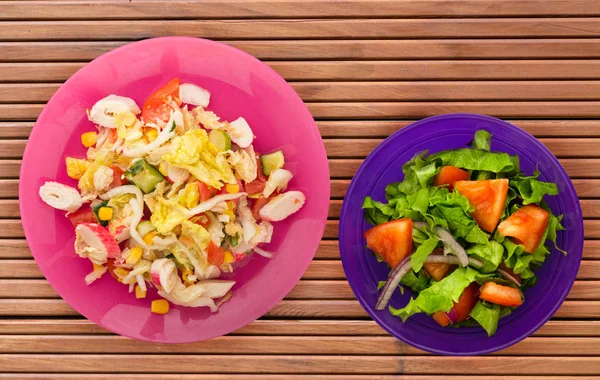 Nourriture saine. Ardoises végétariennes sur une assiette. salade de crabe, concombre, maïs, tomate et laitue sur fond de bois — Photo