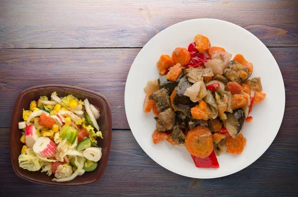 Рагу из овощей на деревянном фоне. здоровое питание — стоковое фото
