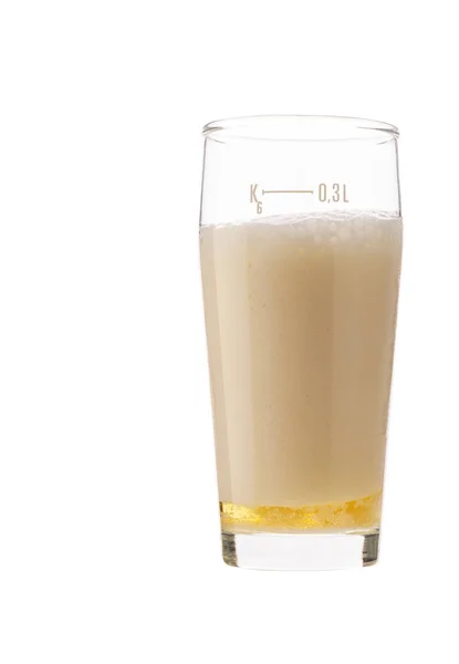 Bierglas geïsoleerd op een witte achtergrond. Glas fris koud biertje — Stockfoto