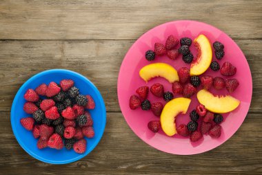 Diyet, sağlıklı gıda. böğürtlen, ahududu, nektarin üzerinde bir pla