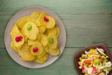 bir tabak patates cipsi. bir ahşap yongaları 