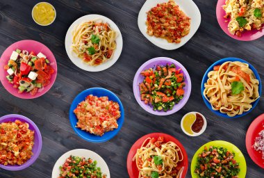                        Makarna sebze ve bir tabl sosu ile