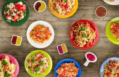                        Makarna sebze ve bir tabl sosu ile