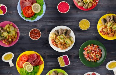 et yemekleri bir plaka üzerinde. bir tabak salata. yiyecek bolluğu