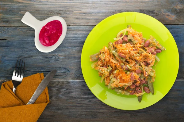 Salada vegetariana. Comida saudável. Salada de feijão, espargos, onio — Fotografia de Stock