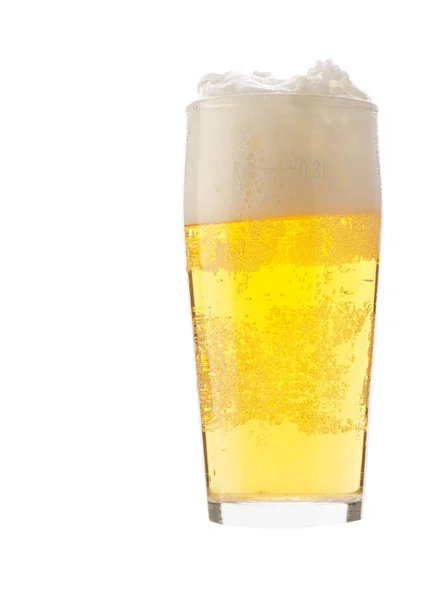 Copo de cerveja isolado em fundo branco.Copo de cerveja fresca fria — Fotografia de Stock
