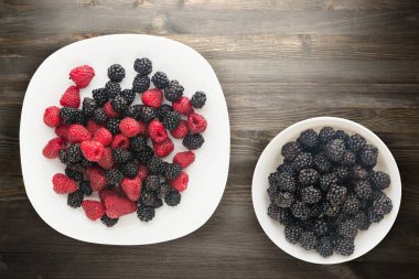 böğürtlen ve ahududu bir plaka üzerinde. böğürtlen ve raspbe