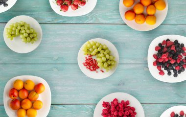 meyve bir plaka üzerinde. Vejetaryen Gıda ahşap arka plan üzerinde. vegan f