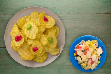 bir tabak patates cipsi. bir ahşap yongaları 