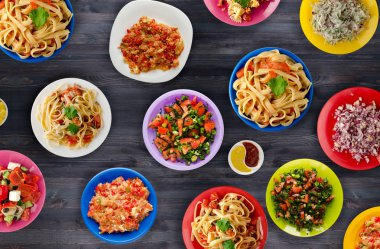                        Makarna sebze ve bir tabl sosu ile