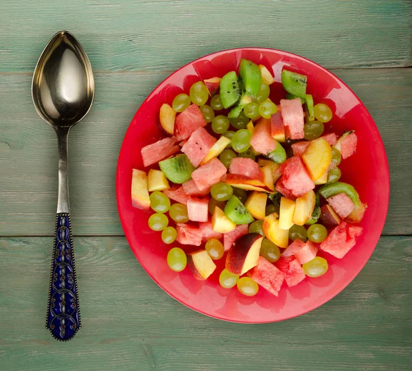 La ensalada vegetariana de la fruta en el plato — Foto de Stock