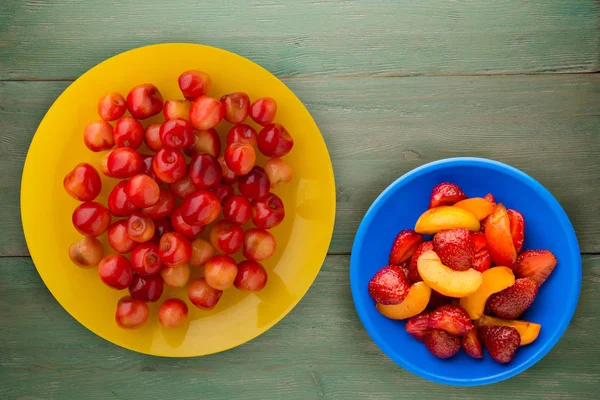 Cereza dulce en un plato. cereza dulce sobre un fondo de madera. él — Foto de Stock