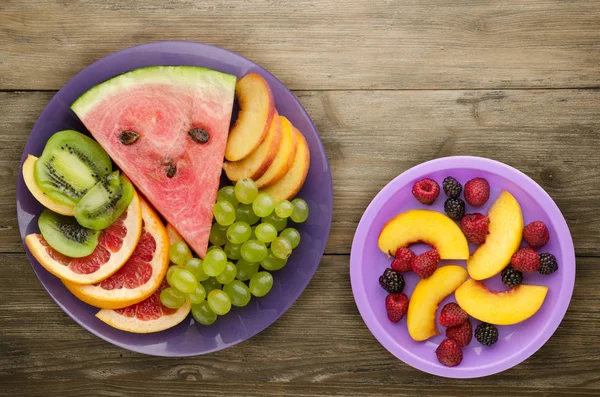 Fruta cortada en rodajas en un plato — Foto de Stock