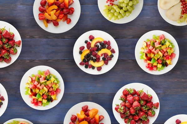 Fruit dieet. Fruit op een plaat op een houten achtergrond. Gezonde fo — Stockfoto