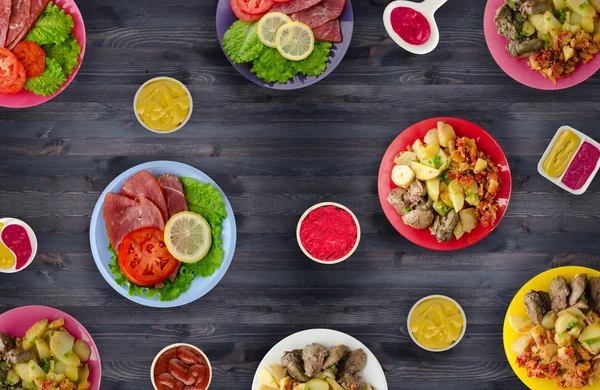 et yemekleri bir plaka üzerinde. bir tabak salata. yiyecek bolluğu