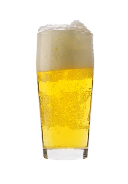 啤酒玻璃查出在白色背景。一杯新鲜的冰镇啤酒 — 图库照片