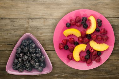 Diyet, sağlıklı gıda. böğürtlen, ahududu, nektarin üzerinde bir pla
