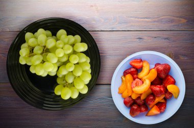 ahşap arka plan üzerinde üzüm. bir plaka üzerinde üzüm