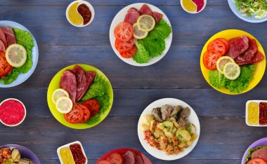 et yemekleri bir plaka üzerinde. bir tabak salata. yiyecek bolluğu