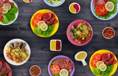 et yemekleri bir plaka üzerinde. bir tabak salata. yiyecek bolluğu