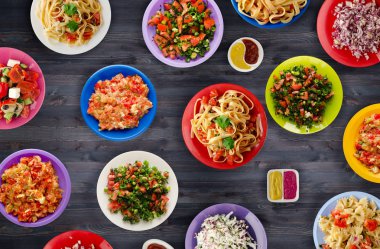                        Makarna sebze ve bir tabl sosu ile